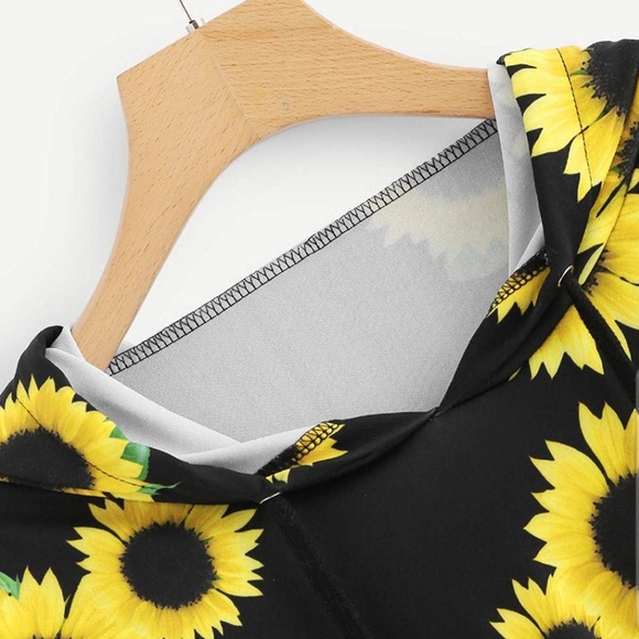 BOGO 1\2 OFF 🌝 Cropped 🌻🌻 Hoodie - Picture 3 of 5